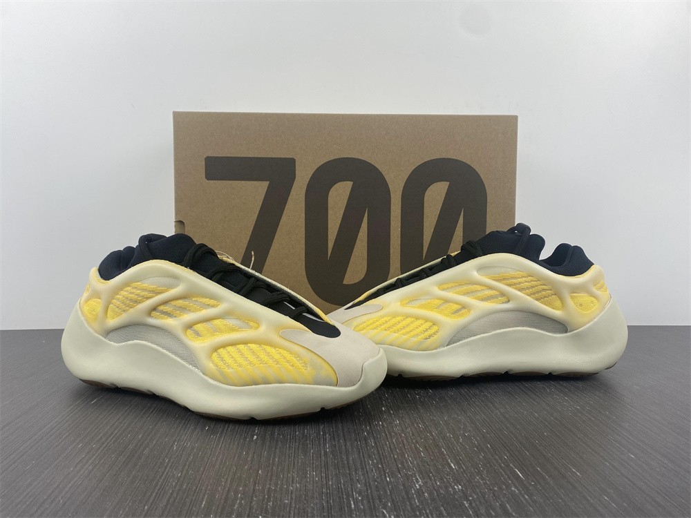 ADIDAS BOOST YEEZY 700 V3 “MONO SAFFLOWER” HP5425