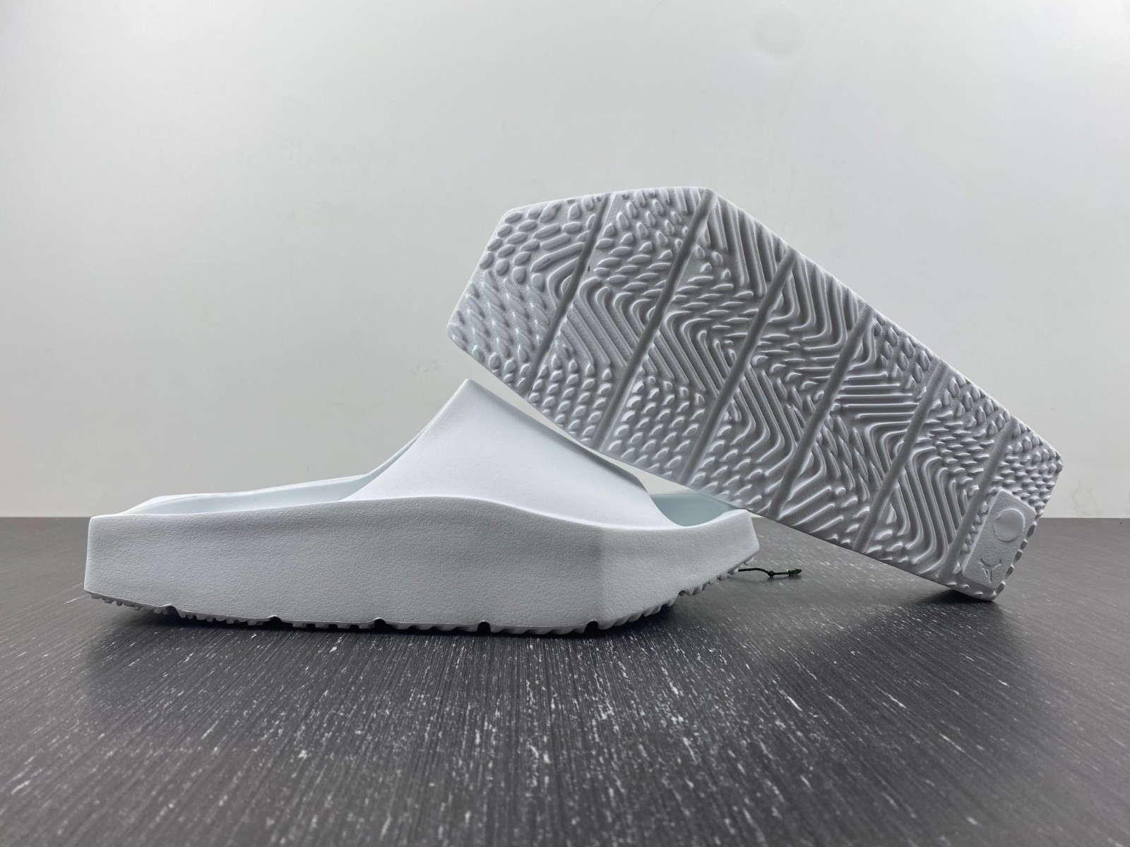 JORDAN HEX MULE ARRIVES IN “OFF WHITE” DQ8992-100