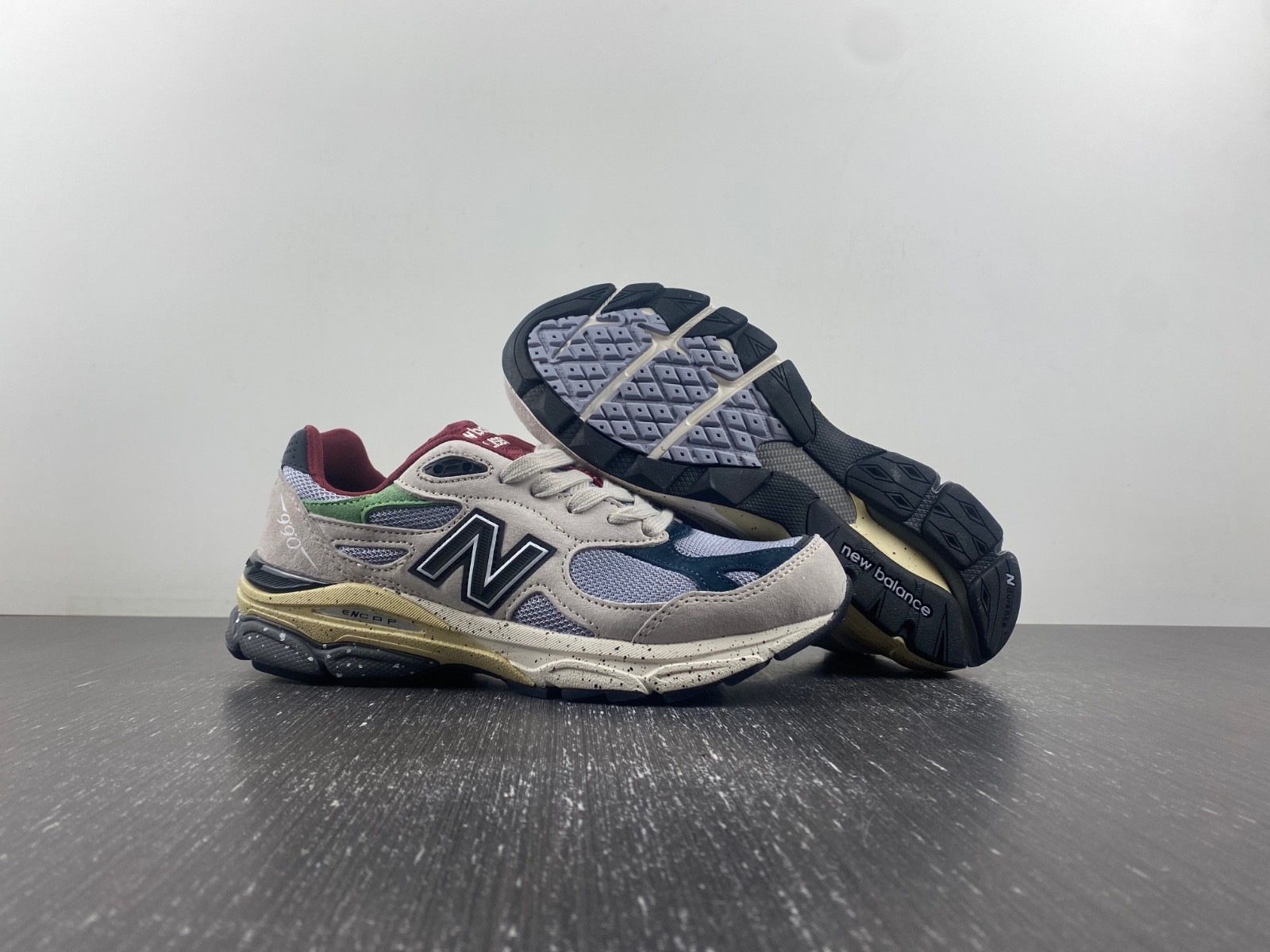 NEW BALANCE SNEAKER