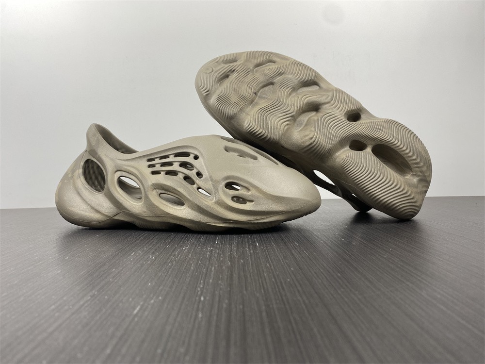 YEEZY FOAM RUNNER “STONE SAGE” GX4472