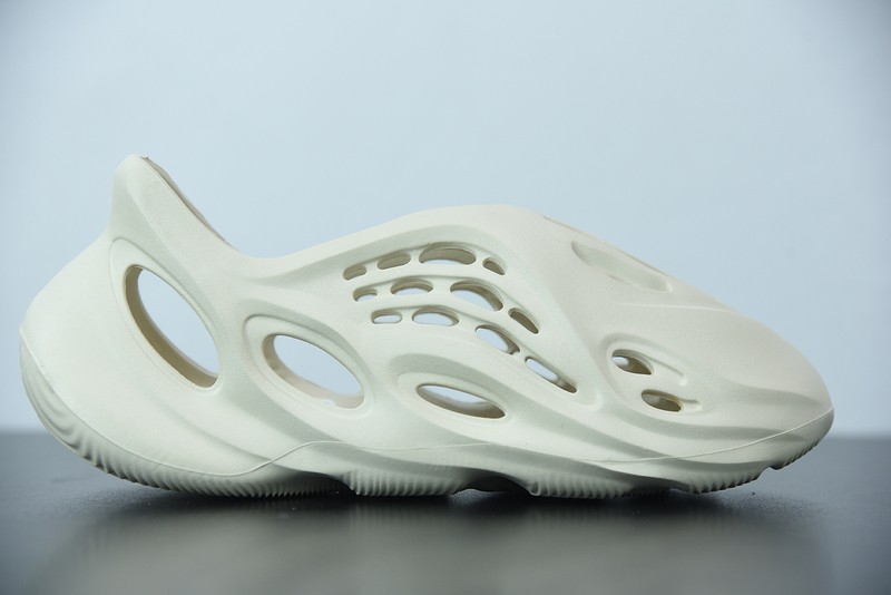 YEEZY FOAM RUNNER SAND FY4567