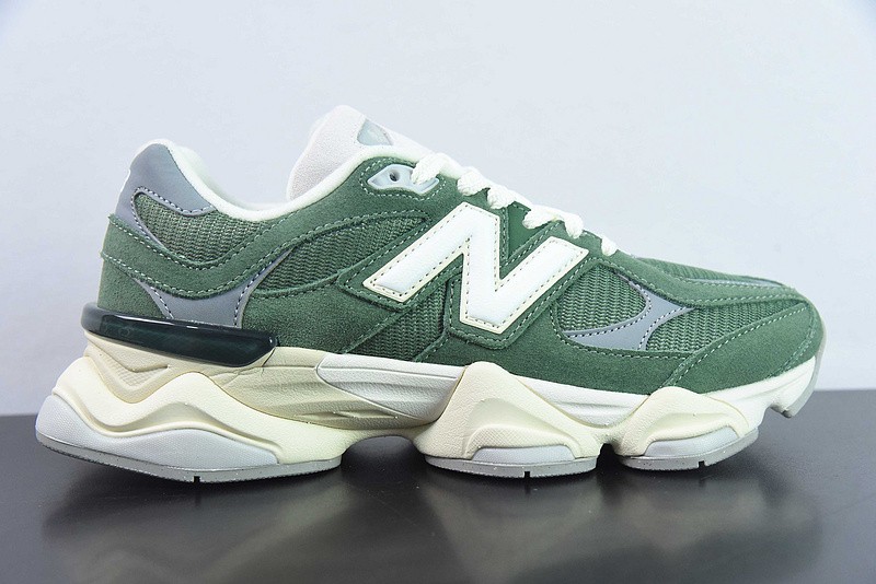 NEW BALANCE SNEAKER