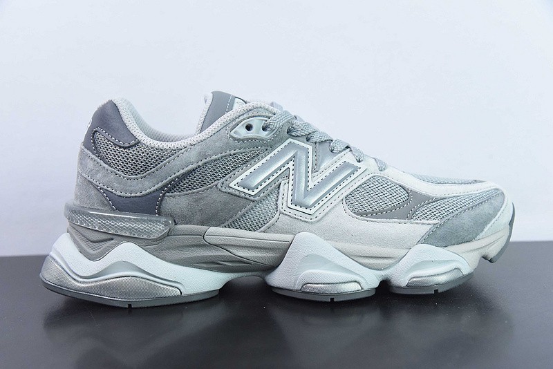 NEW BALANCE SNEAKER