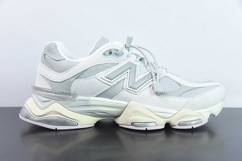 NEW BALANCE SNEAKER