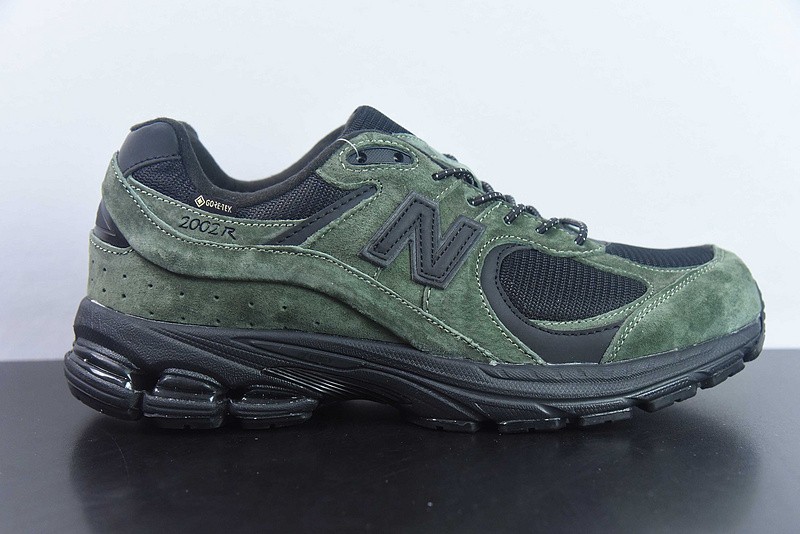 NEW BALANCE SNEAKER
