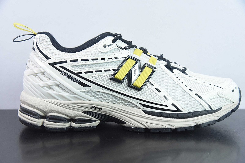 NEW BALANCE SNEAKER