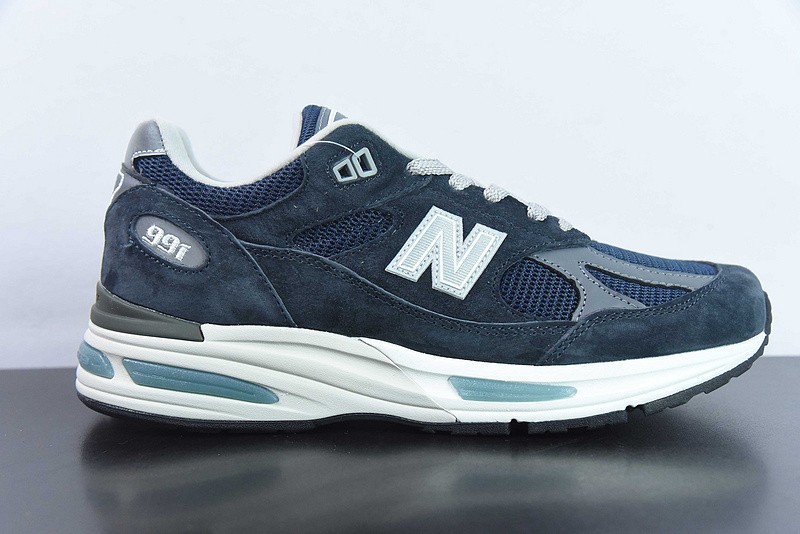 NEW BALANCE SNEAKER