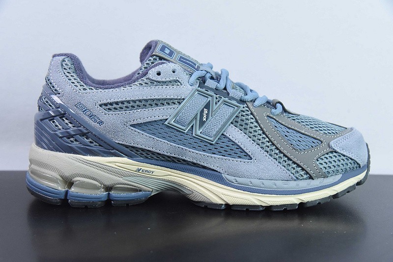 NEW BALANCE SNEAKER