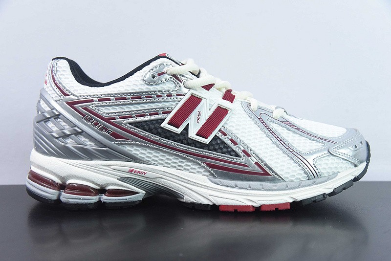 NEW BALANCE SNEAKER