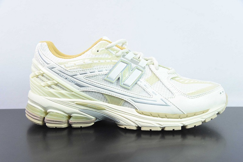 NEW BALANCE SNEAKER