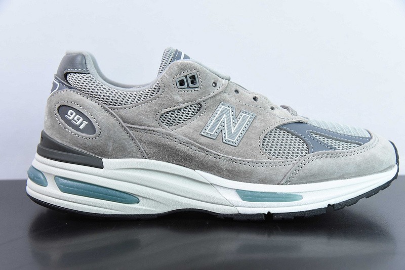 NEW BALANCE SNEAKER