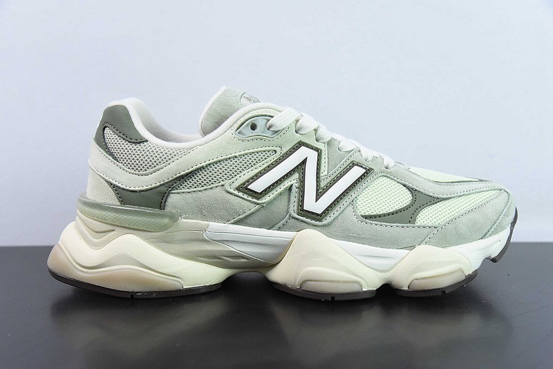NEW BALANCE SNEAKER
