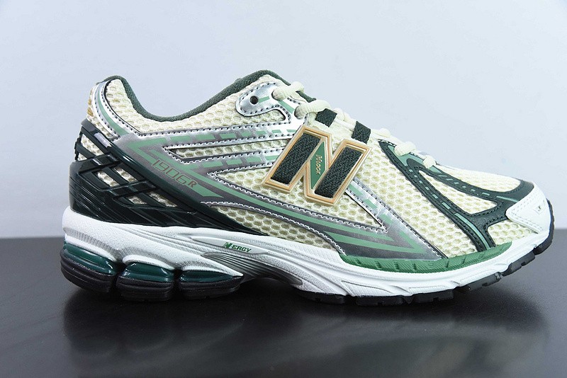 NEW BALANCE SNEAKER