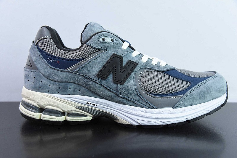 NEW BALANCE SNEAKER