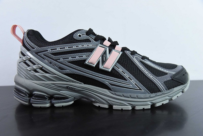 NEW BALANCE SNEAKER