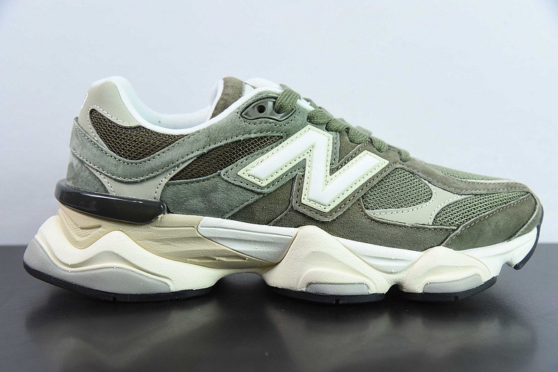 NEW BALANCE SNEAKER