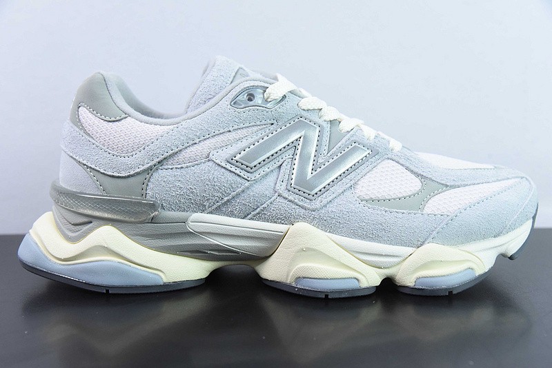 NEW BALANCE SNEAKER