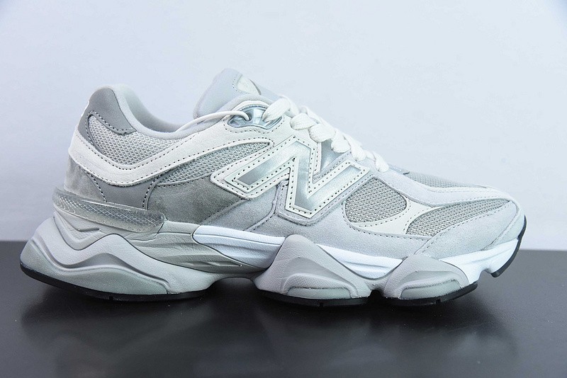 NEW BALANCE SNEAKER