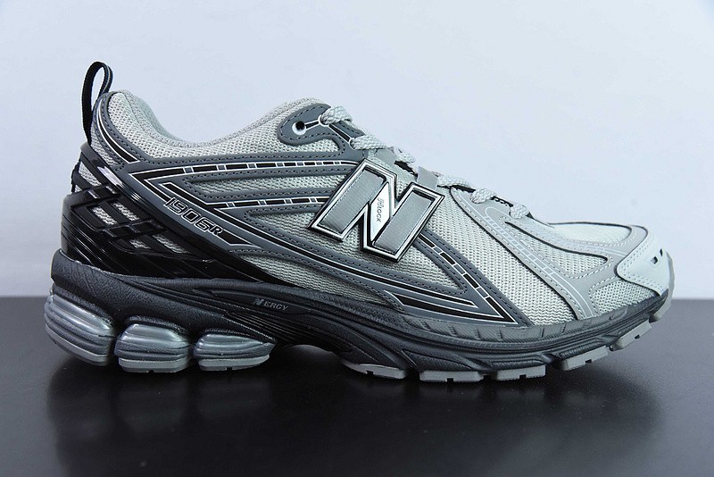 NEW BALANCE SNEAKER