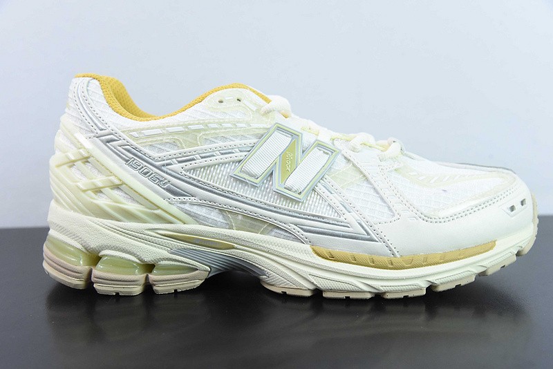 NEW BALANCE SNEAKER