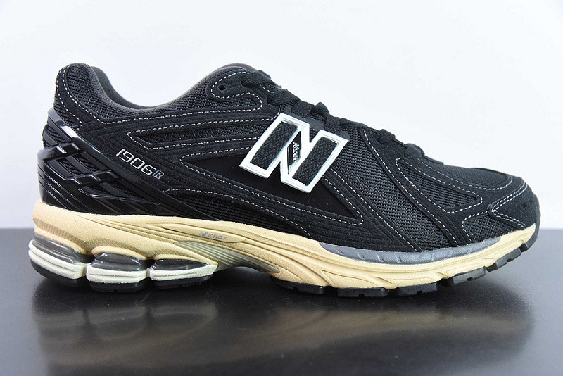 NEW BALANCE SNEAKER