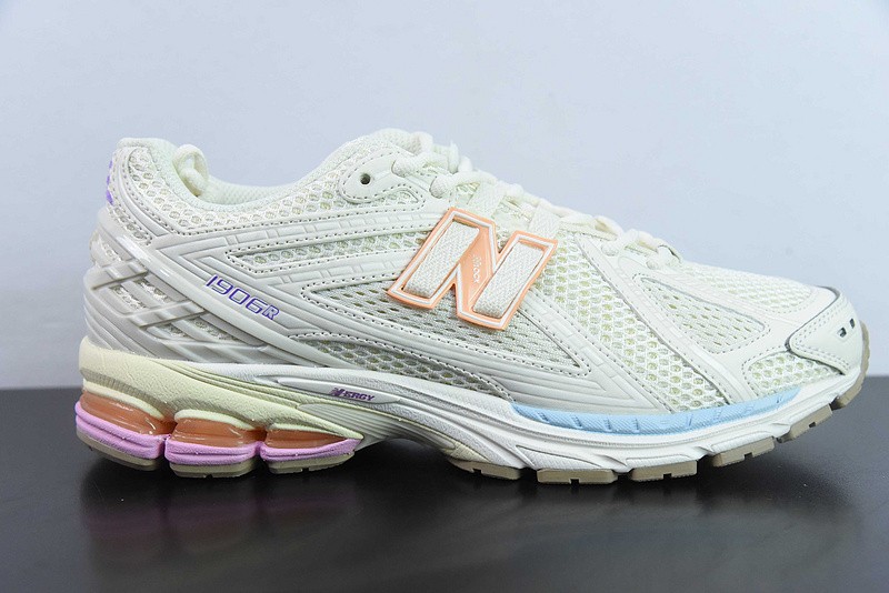 NEW BALANCE SNEAKER