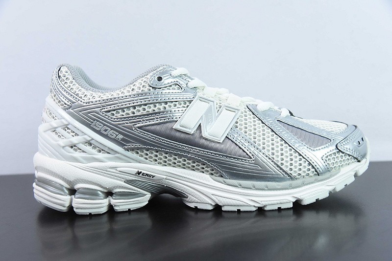 NEW BALANCE SNEAKER