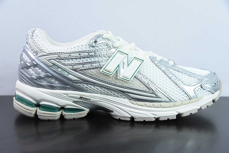 NEW BALANCE SNEAKER