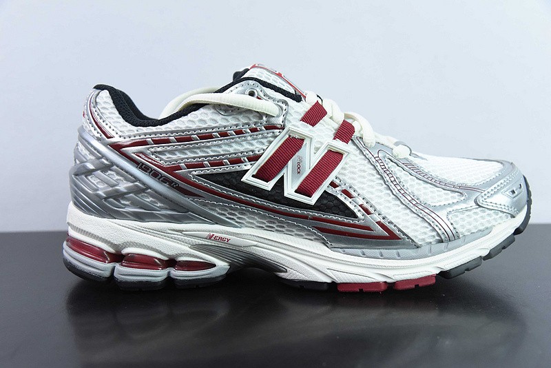 NEW BALANCE SNEAKER