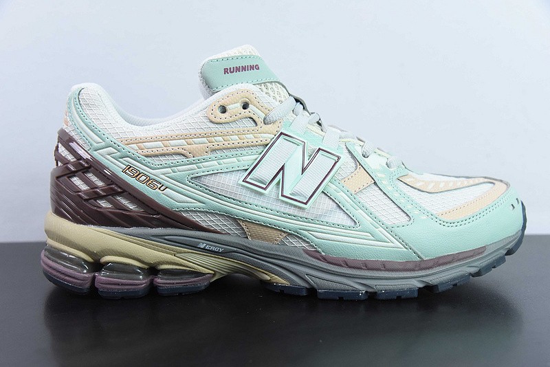 NEW BALANCE SNEAKER
