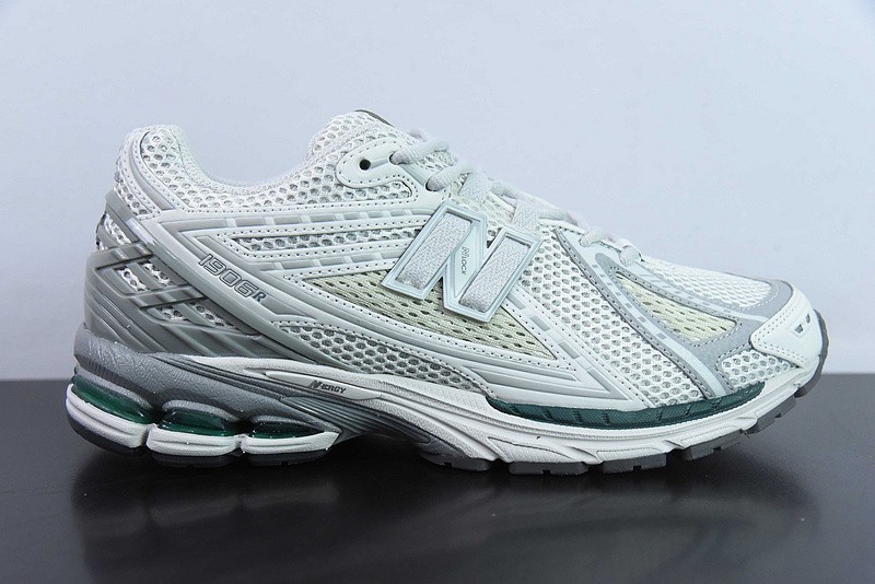 NEW BALANCE SNEAKER