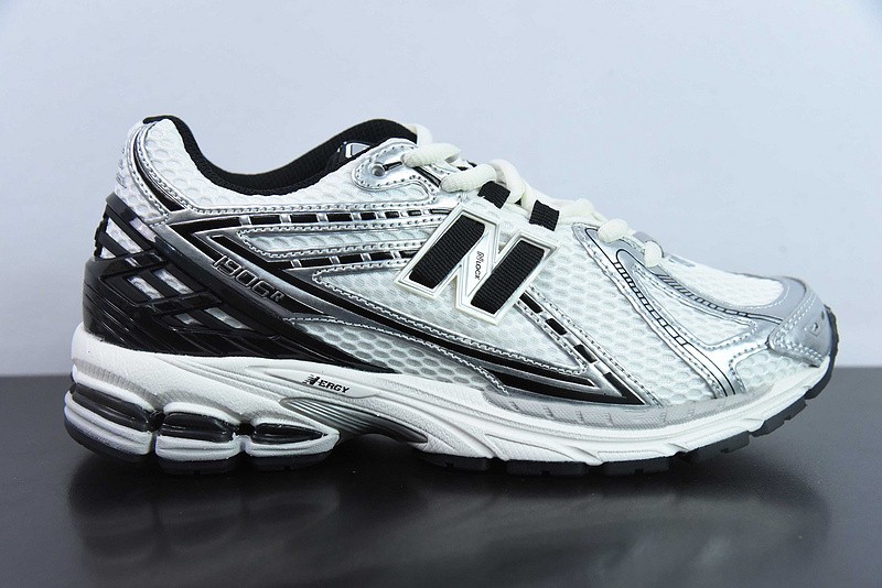 NEW BALANCE SNEAKER