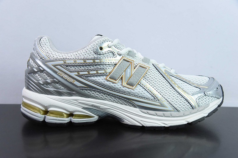 NEW BALANCE SNEAKER