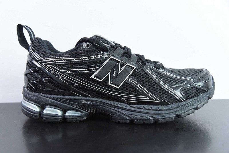 NEW BALANCE SNEAKER