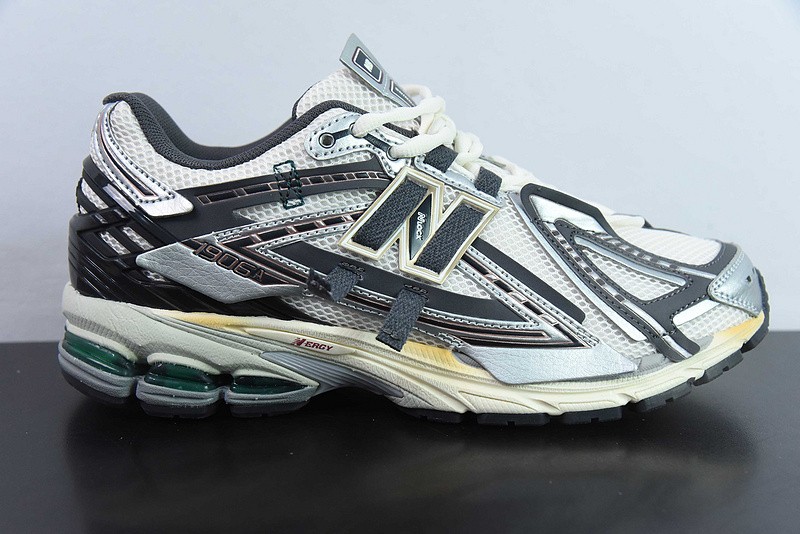 NEW BALANCE SNEAKER