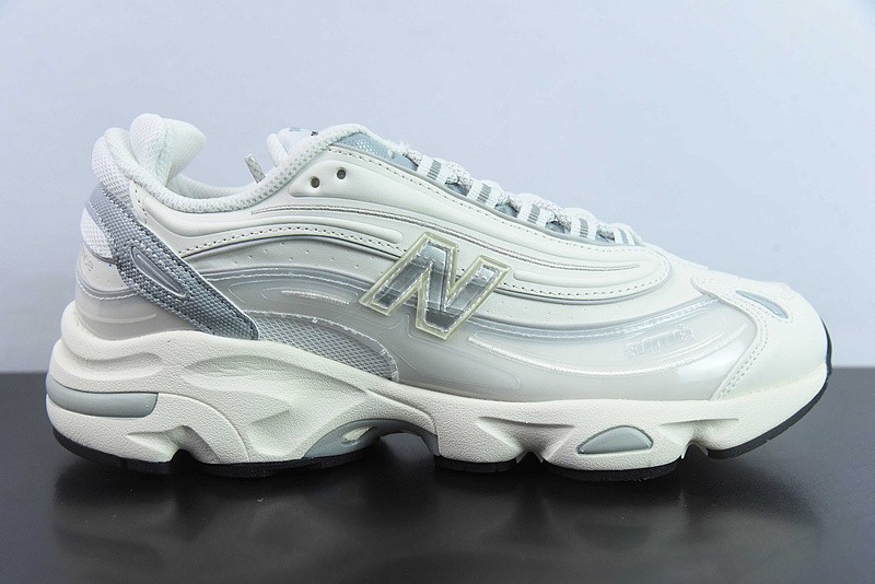 NEW BALANCE SNEAKER