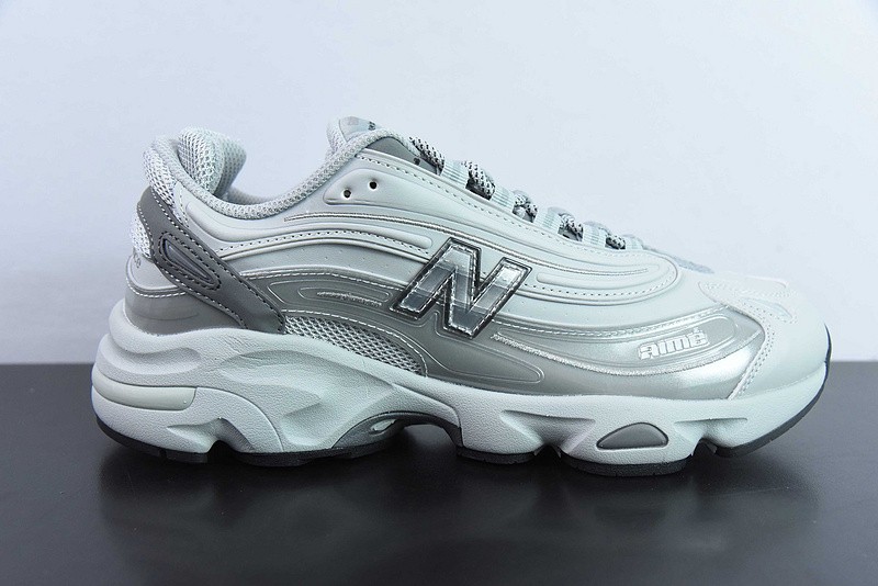 NEW BALANCE SNEAKER