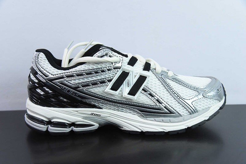 NEW BALANCE SNEAKER