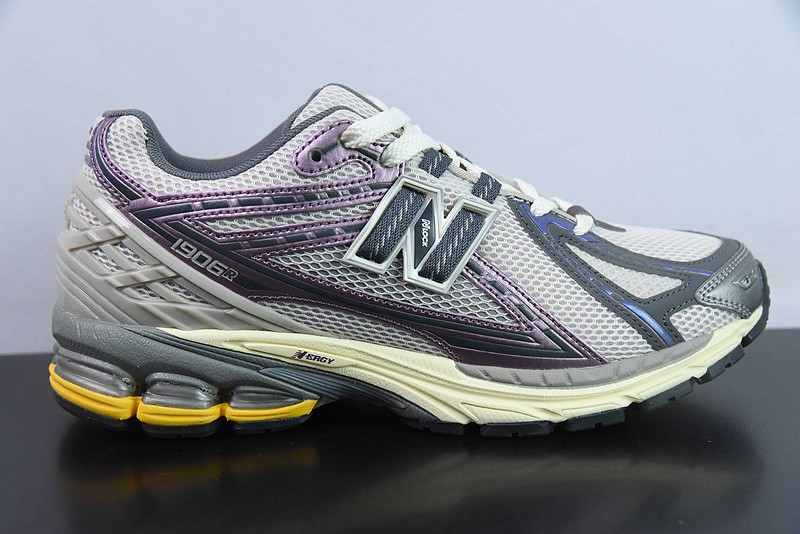 NEW BALANCE SNEAKER
