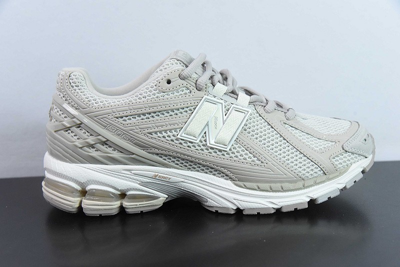 NEW BALANCE SNEAKER