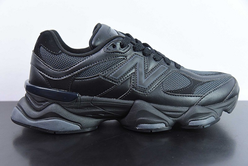 NEW BALANCE SNEAKER