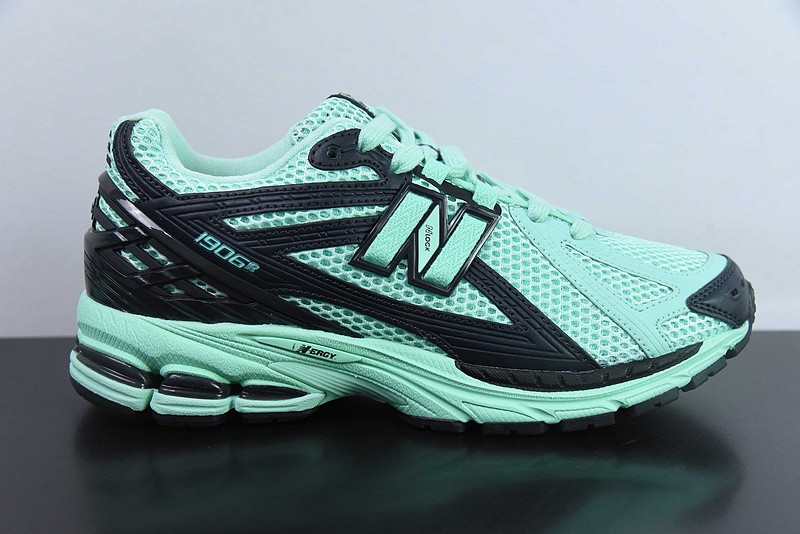 NEW BALANCE SNEAKER
