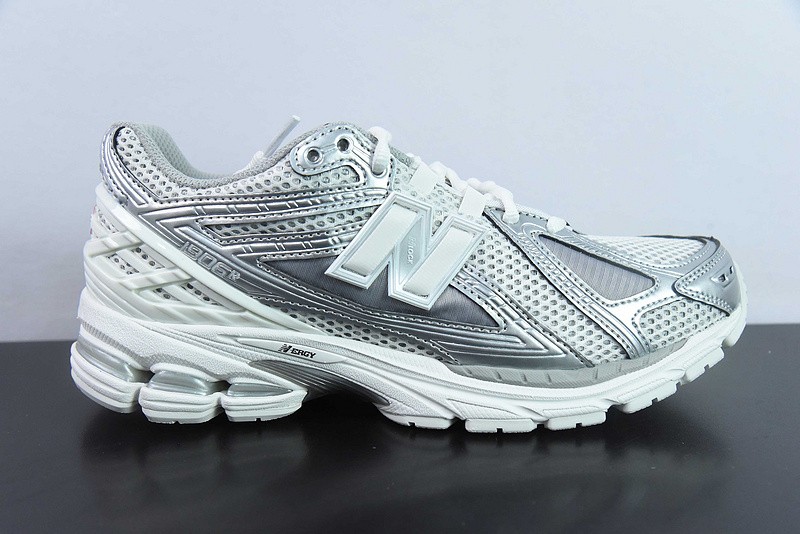NEW BALANCE SNEAKER