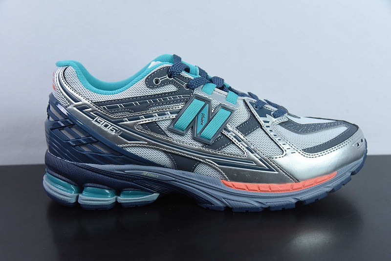 NEW BALANCE SNEAKER