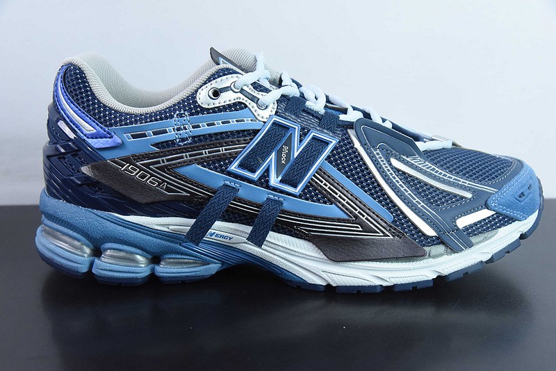 NEW BALANCE SNEAKER