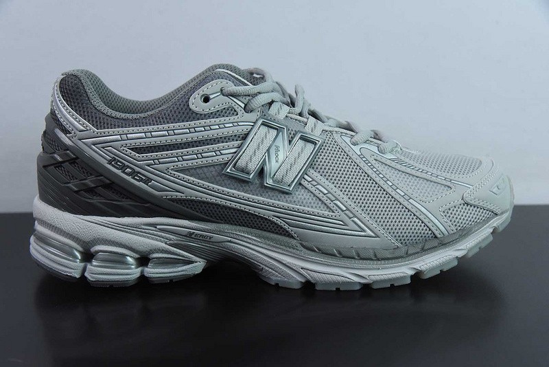 NEW BALANCE SNEAKER