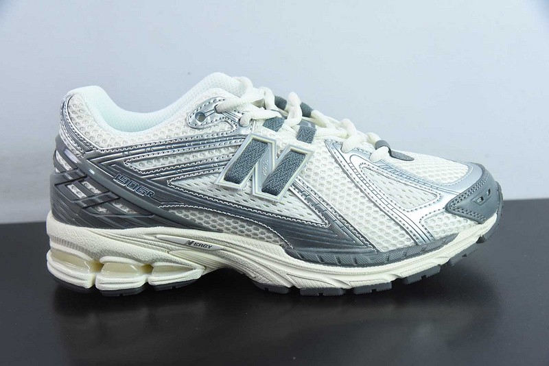 NEW BALANCE SNEAKER