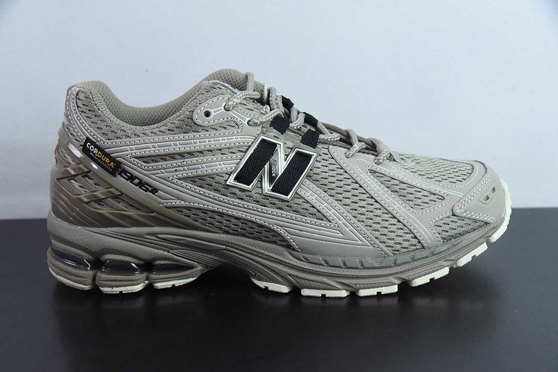 NEW BALANCE SNEAKER