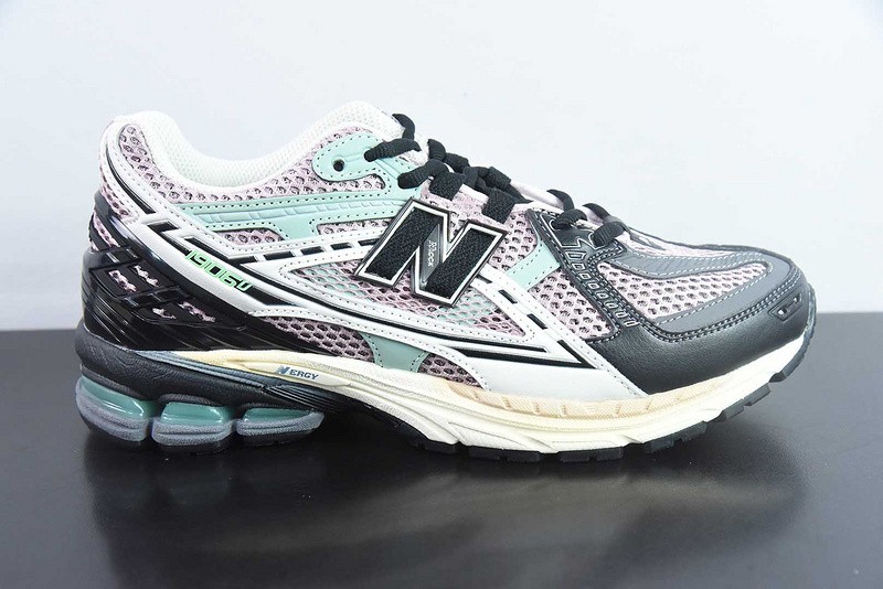 NEW BALANCE SNEAKER