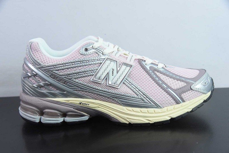NEW BALANCE SNEAKER
